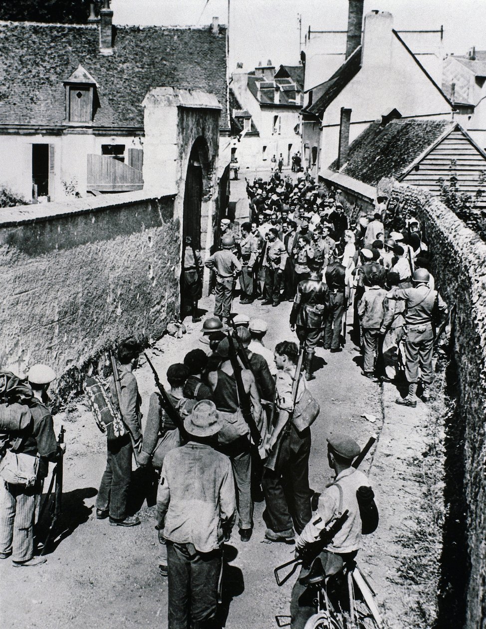 Ranskalaisten vastarintaliikkeen taistelijoiden ryhmät odottavat aseiden jakelua talossa, heinäkuu 1944 (m/v kuva) tekijältä Unbekannt