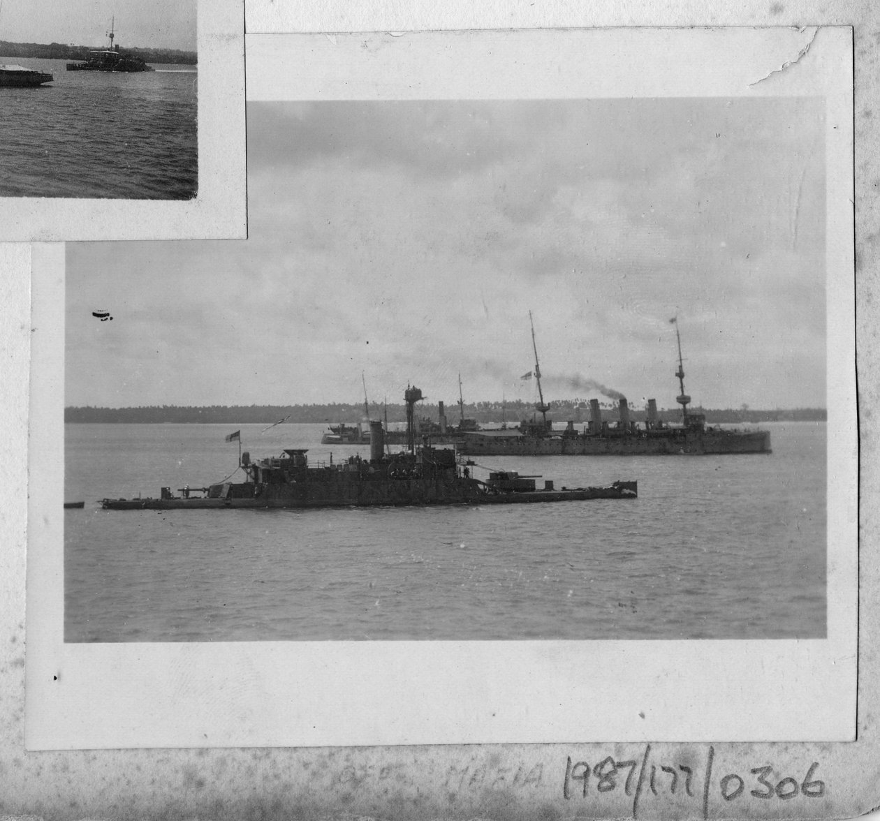 HMS Mersey Mafia Islandin edustalla, Tansania Zanzibarin saaristossa tekijältä Unbekannt