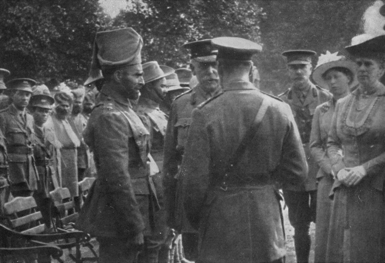 H.M. Kuningas George V puhuu Sir Walter Lawrencen ja Mir Dastin kanssa, V.C., 25. elokuuta 1915, 1939 tekijältä Unbekannt
