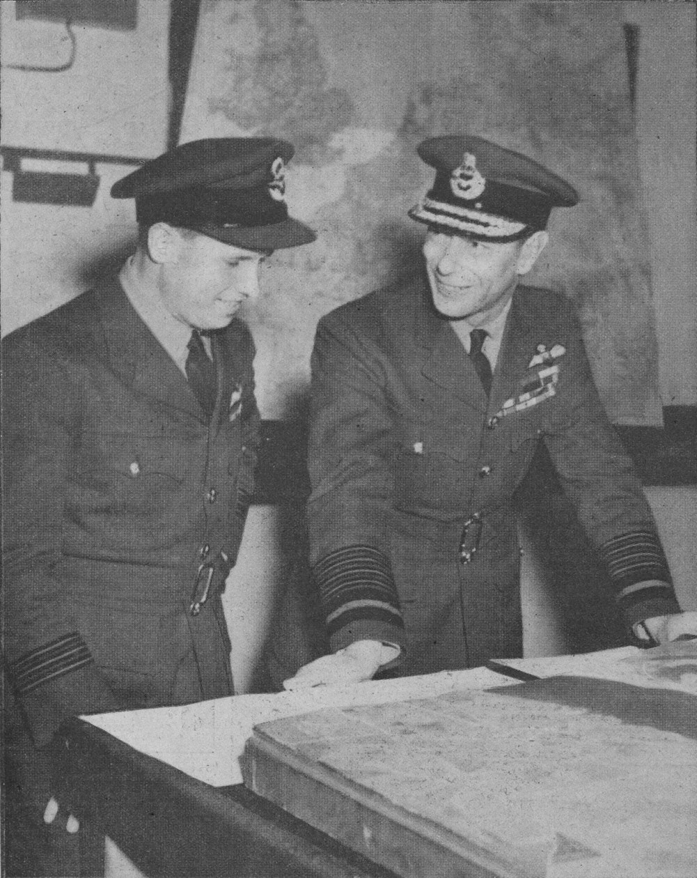 H.M. Kuningas oppii yksityiskohtia R.A.F. hyökkäys Ruhrin padoille 17. toukokuuta 1943, 1943-44 tekijältä Unbekannt