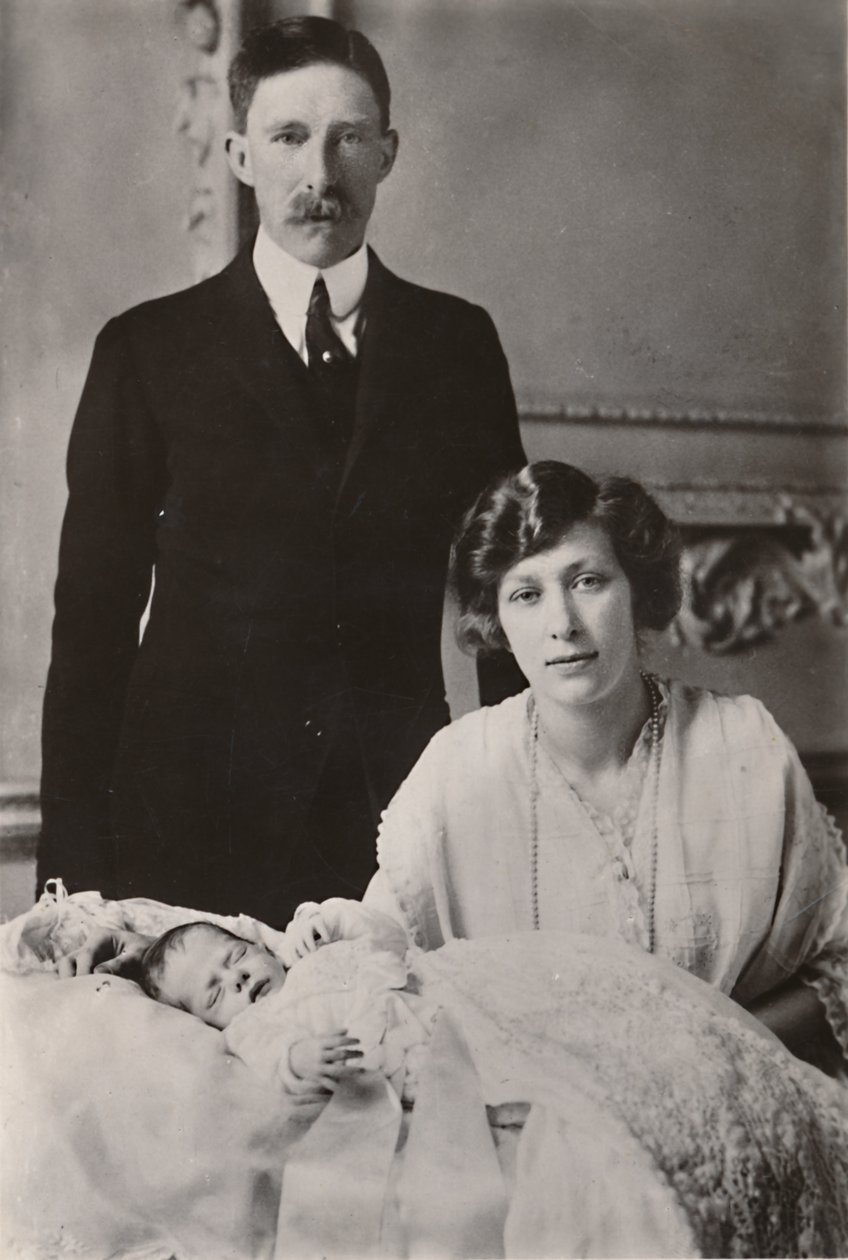 H.R.H. Prinsessa Mary ja varakreivi Lascelles poikansa George Henry Hubert Lascellesin kanssa, 1923. tekijältä Unbekannt