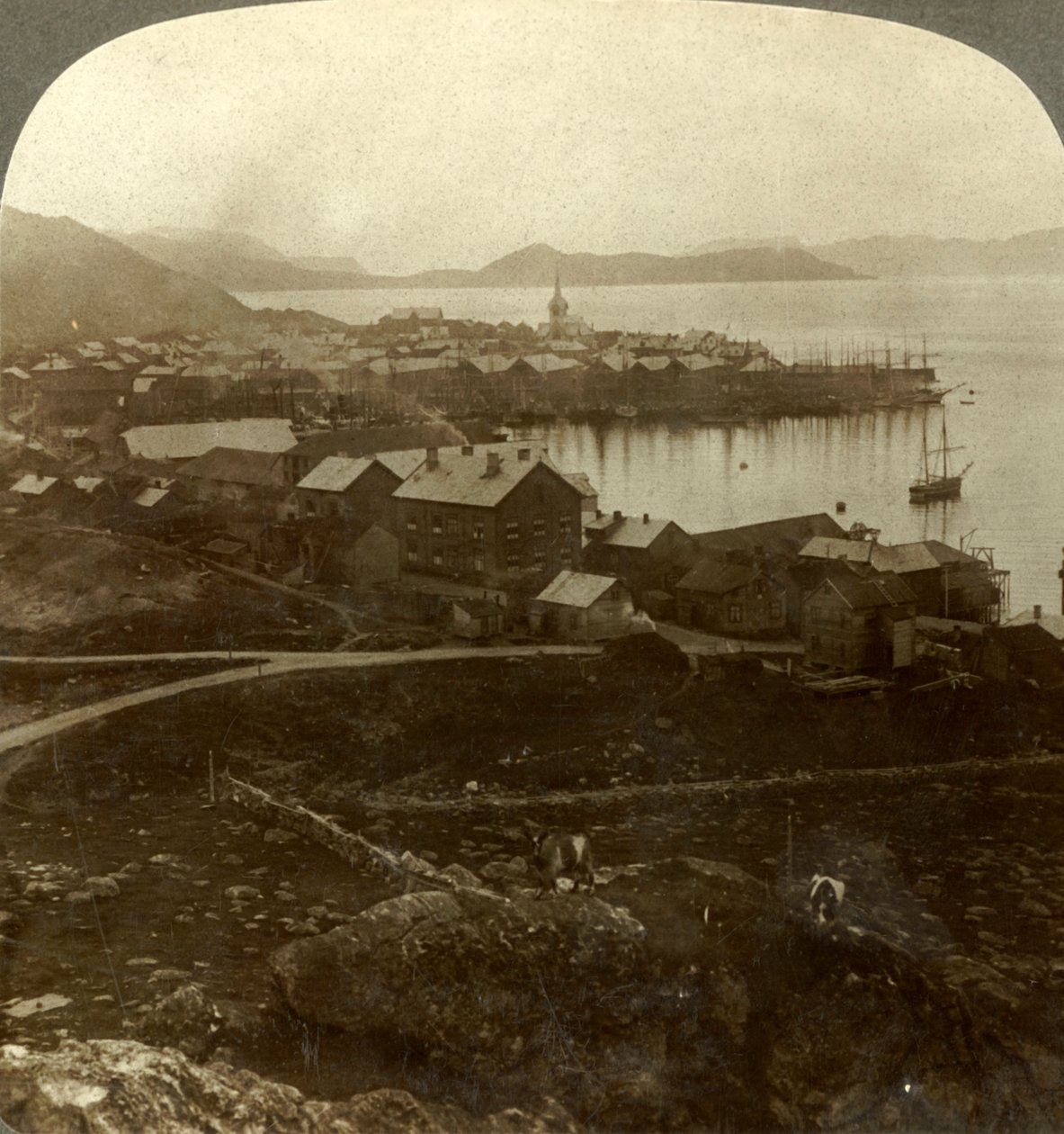 Hammerfest. Maailman pohjoisin kaupunki - ei auringonlaskua 13. toukokuuta - 29. heinäkuuta, Norja, 1905. tekijältä Unbekannt