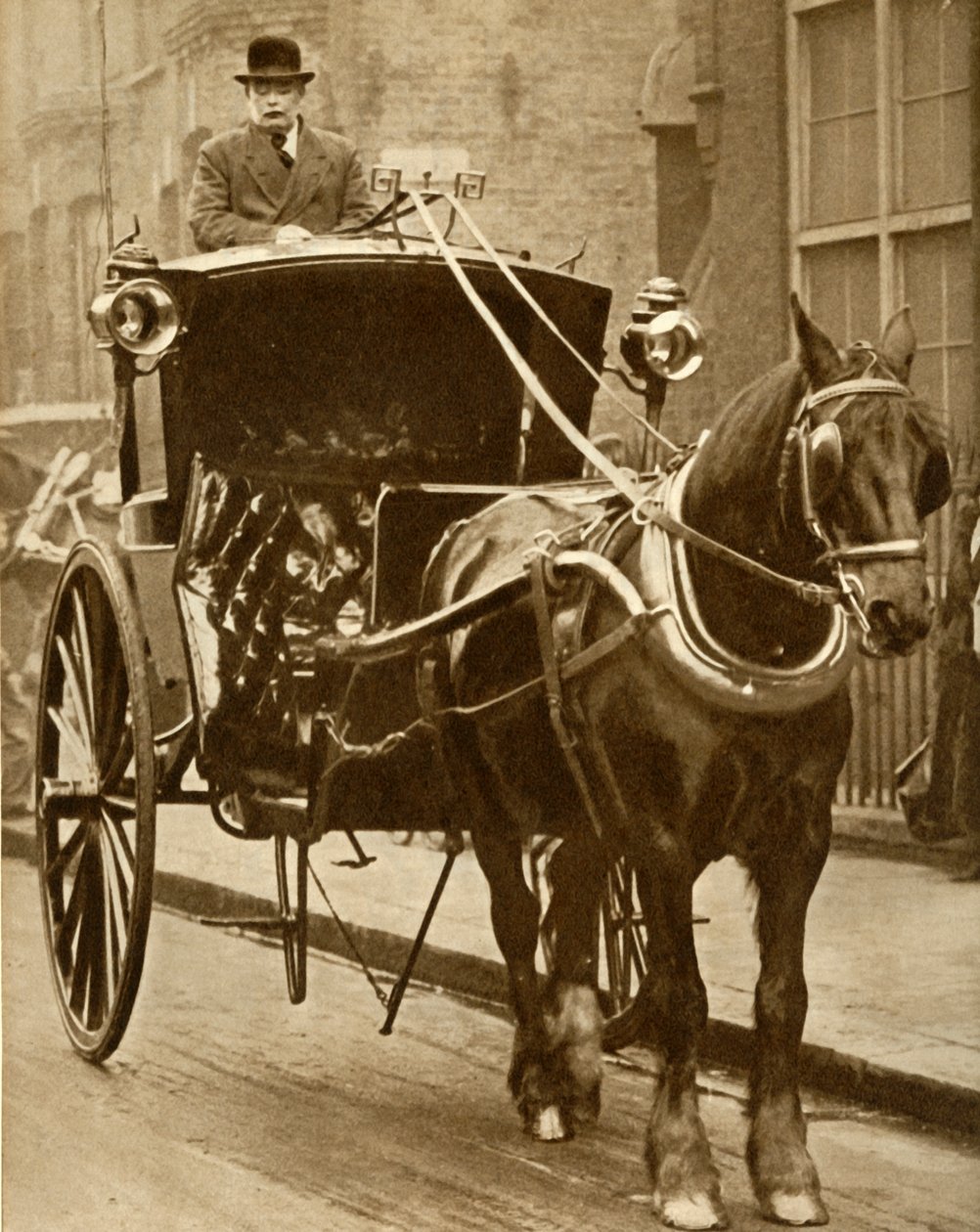 Hansom-taksi, c1910, 1935. tekijältä Unbekannt