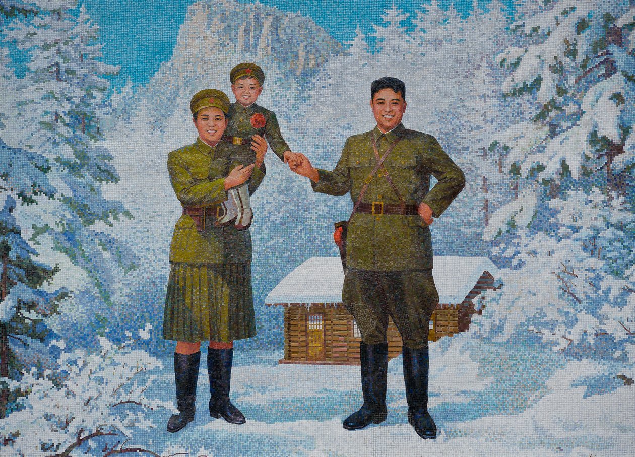 Onnellinen perhe. Kim Il-sung ja hänen vaimonsa Kim Jong-suk poikansa Kim Jong-Ilin kanssa, 1960-luku tekijältä Unbekannt