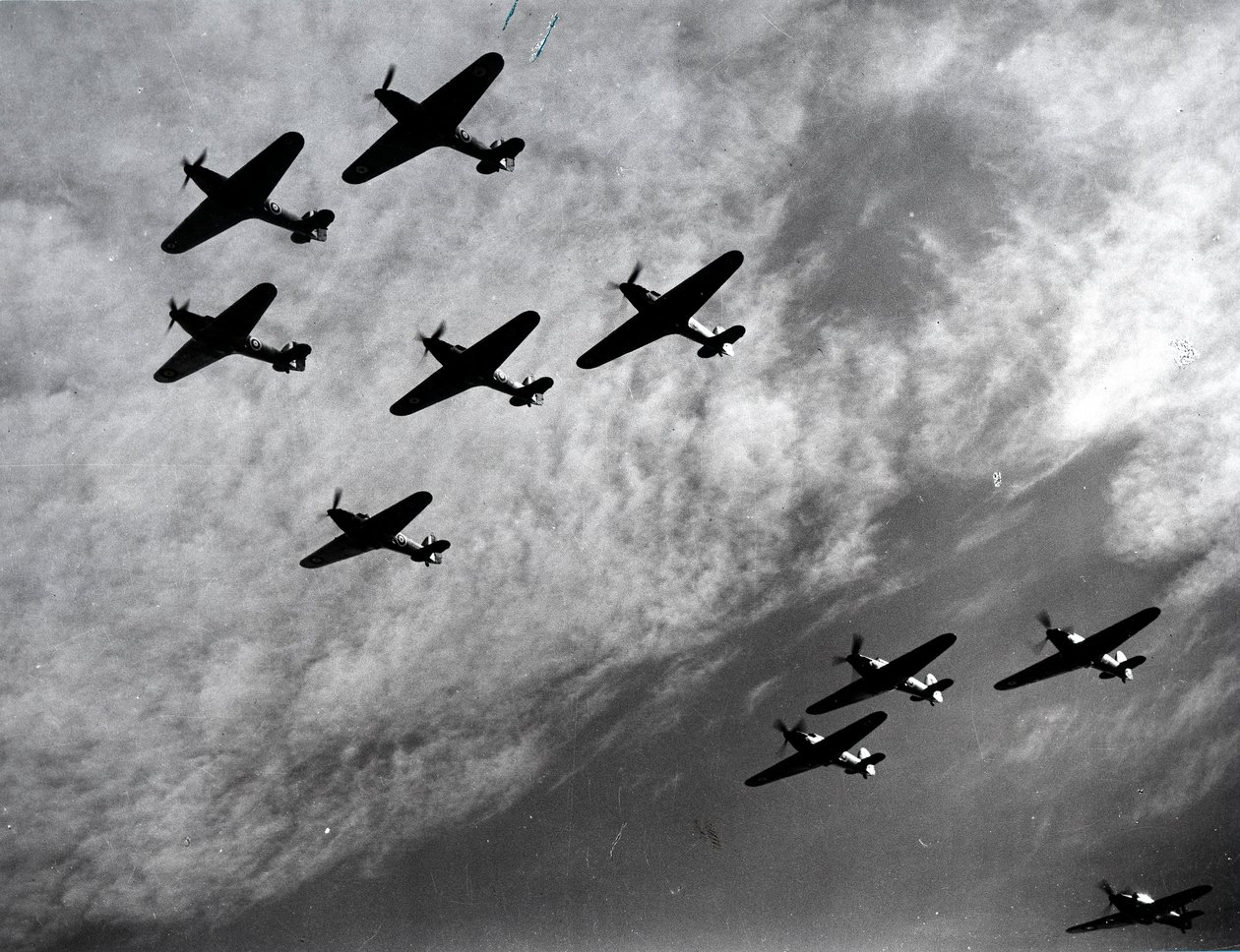 Hawker Hurricanes lentävät muodostelmassa, Britannian taistelu, toinen maailmansota, 1940 tekijältä Unbekannt