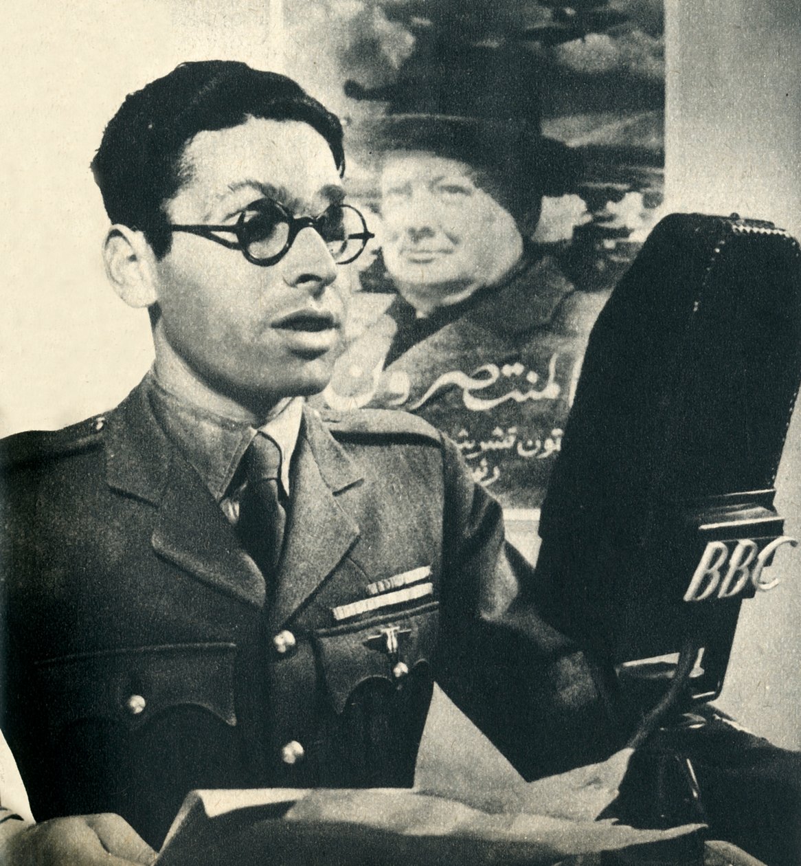 Hän lukee uutisia marokon arabiaksi. Taistelevan Ranskan armeijan jäsen, 1942. tekijältä Unbekannt