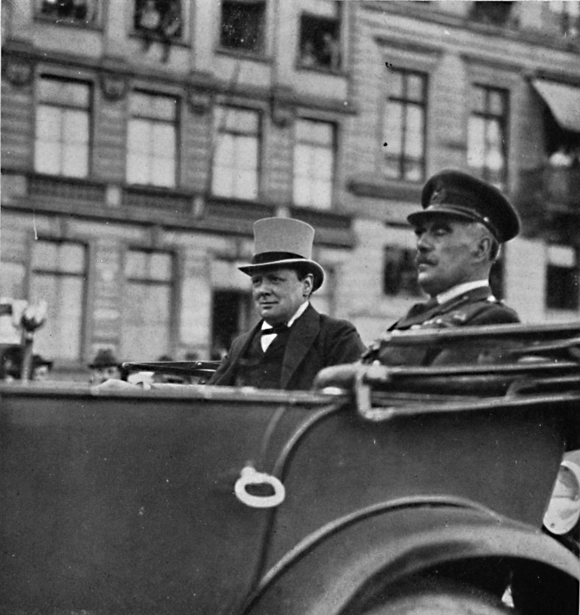 Hän meni Kölniin Britannian miehitysarmeijan päämajaan, 1919, 1945 tekijältä Unbekannt