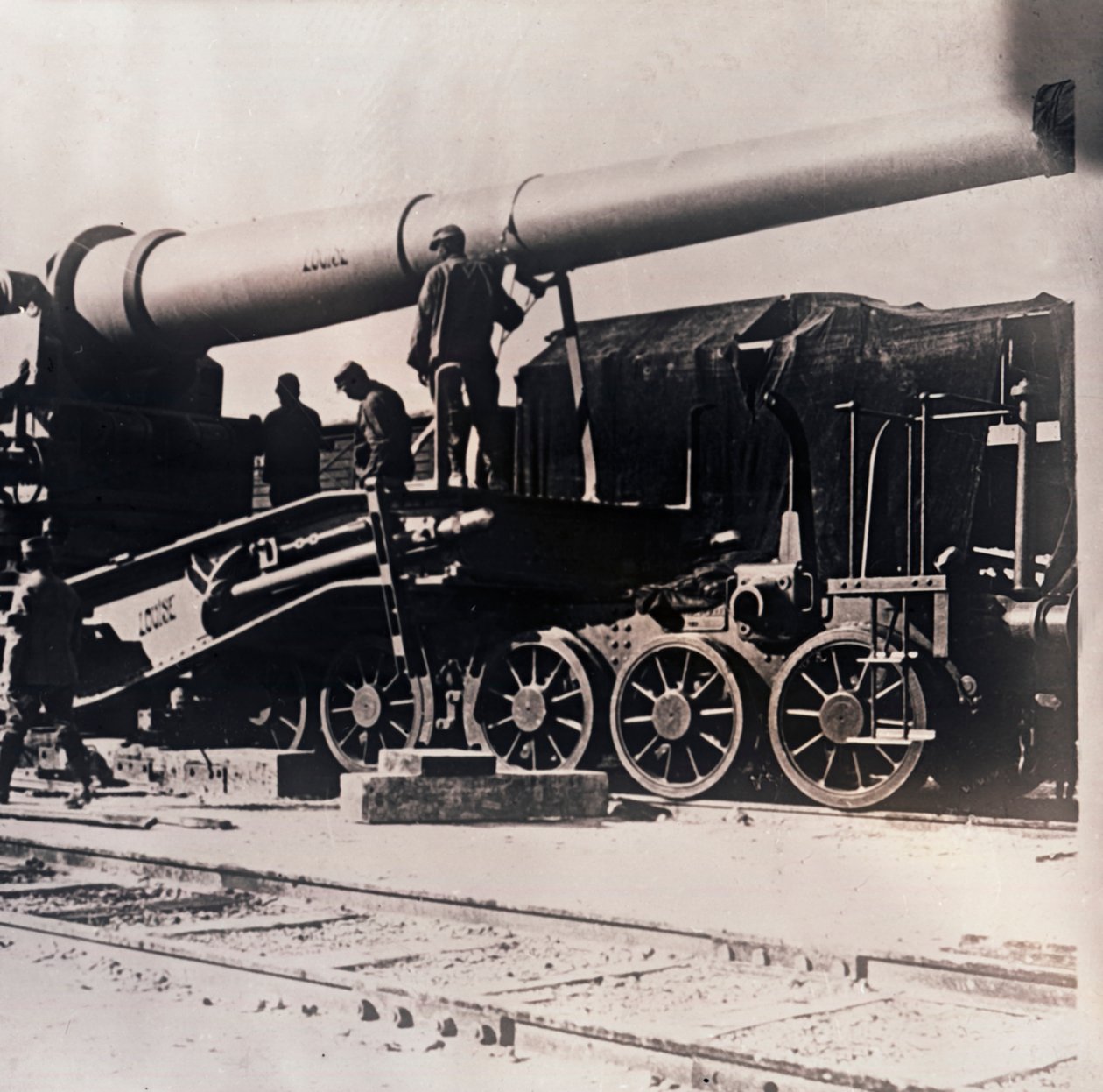 Raskas tykistö junassa, c1914-c1918 tekijältä Unbekannt