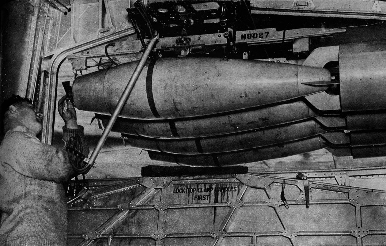Raskaat pommit RAF Short Sunderland lentävän veneen telineissä, c1940 1943 tekijältä Unbekannt