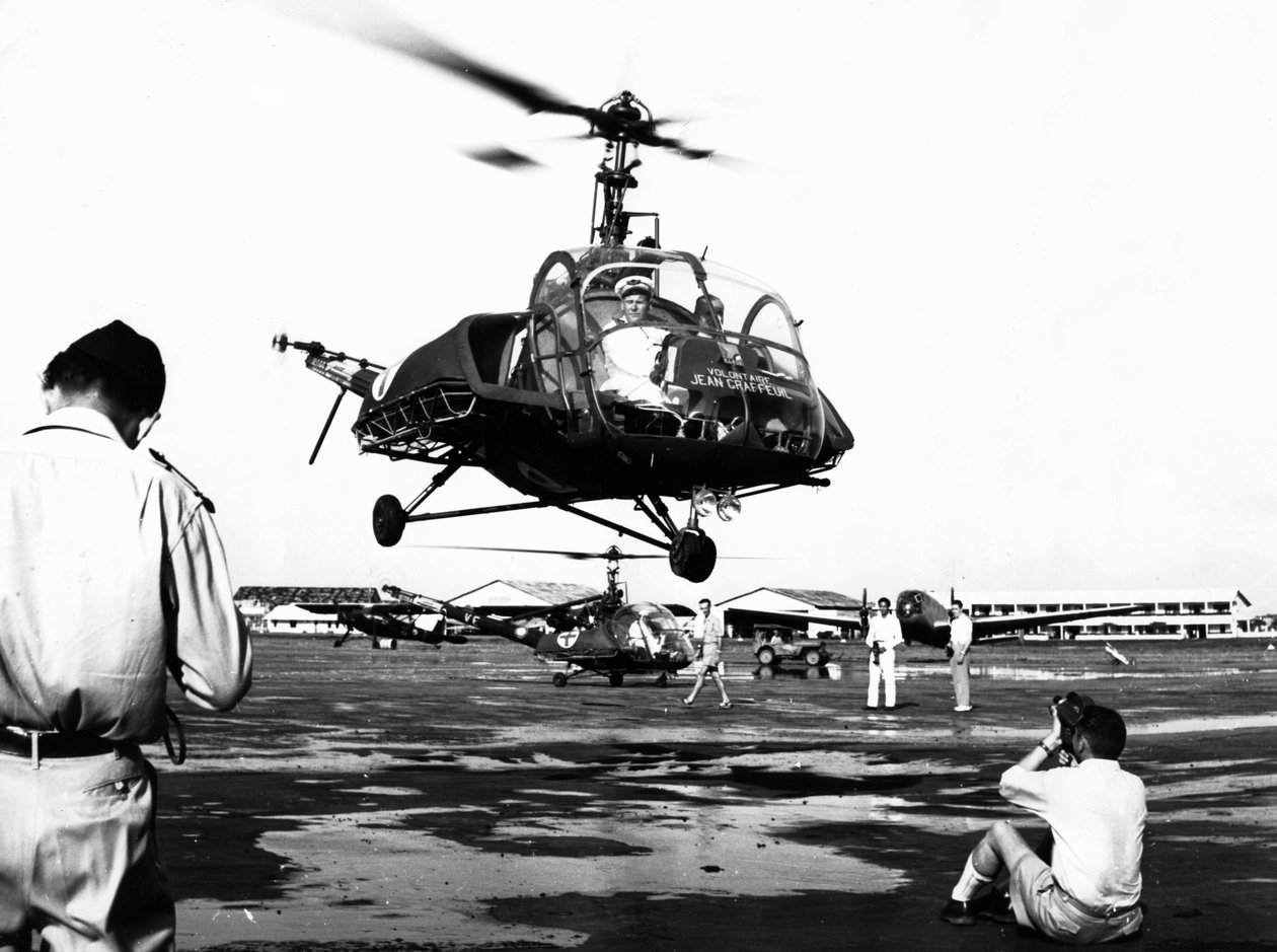 Helikopterin laskeutuminen Tan Son Nhutin lentotukikohtaan, Saigon, Vietnam, 1953 tekijältä Unbekannt