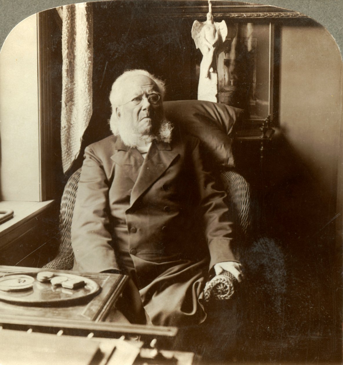 Henrik Ibsen, runoilija, jota koko maailma kunnioittaa, kotona Christiania, Norja, 1905. tekijältä Unbekannt