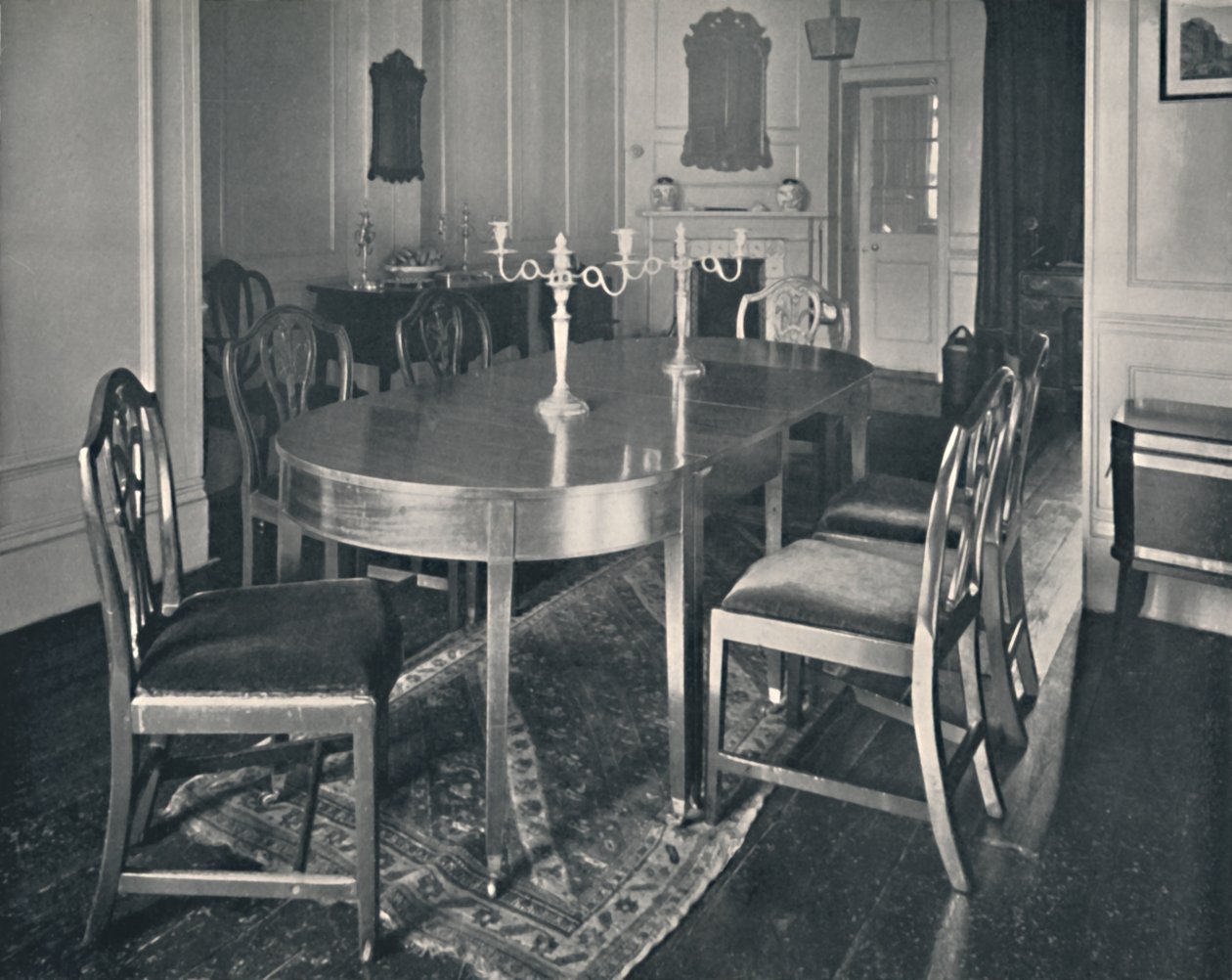 Hepplewhite Mahogony -ruokailuhuoneen kalusteet, 1760-1770, 1928 tekijältä Unbekannt