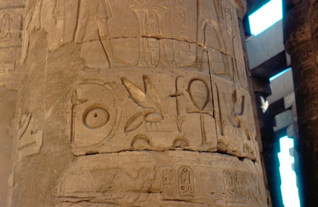 Hieroglyfit veistetty pylvääseen Karnakin temppelissä Egyptissä, 1300-1300-luvulla eKr. tekijältä Unbekannt