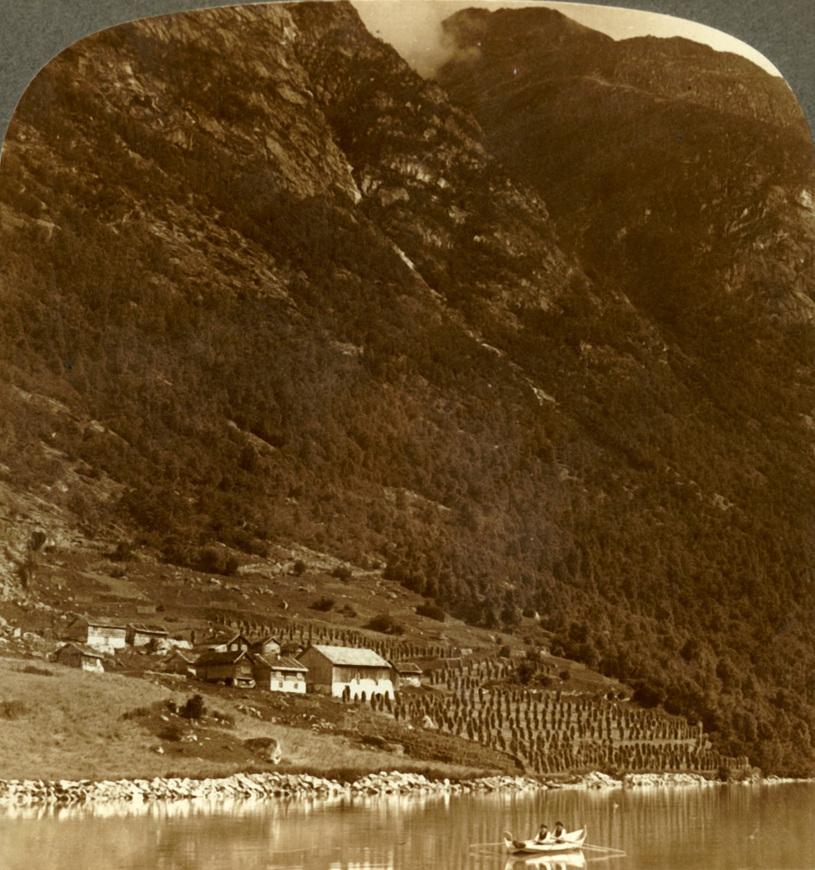 Hogrending maatila, untuvikko vuoren juurella, Loen-järven itärannalla, Norjassa, 1905. tekijältä Unbekannt
