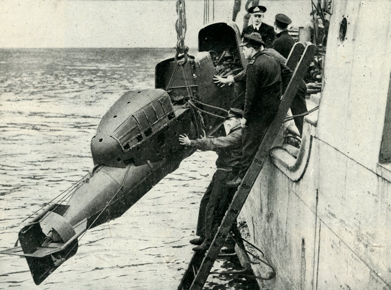 Chariotin miehitetyn torpedon nostaminen laivaan, toinen maailmansota, 1945. tekijältä Unbekannt