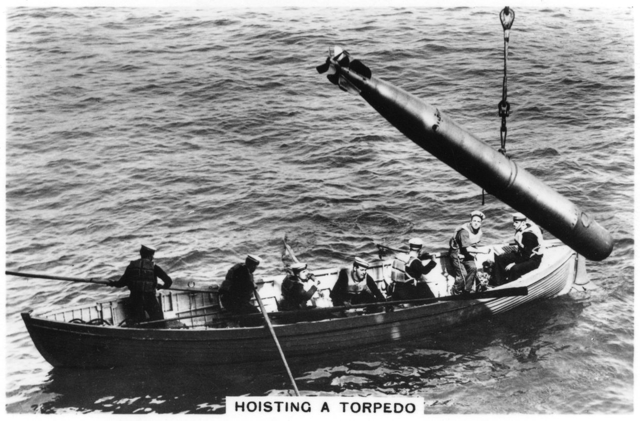 Torpedon nosto, HMS Courageous, 1937 tekijältä Unbekannt