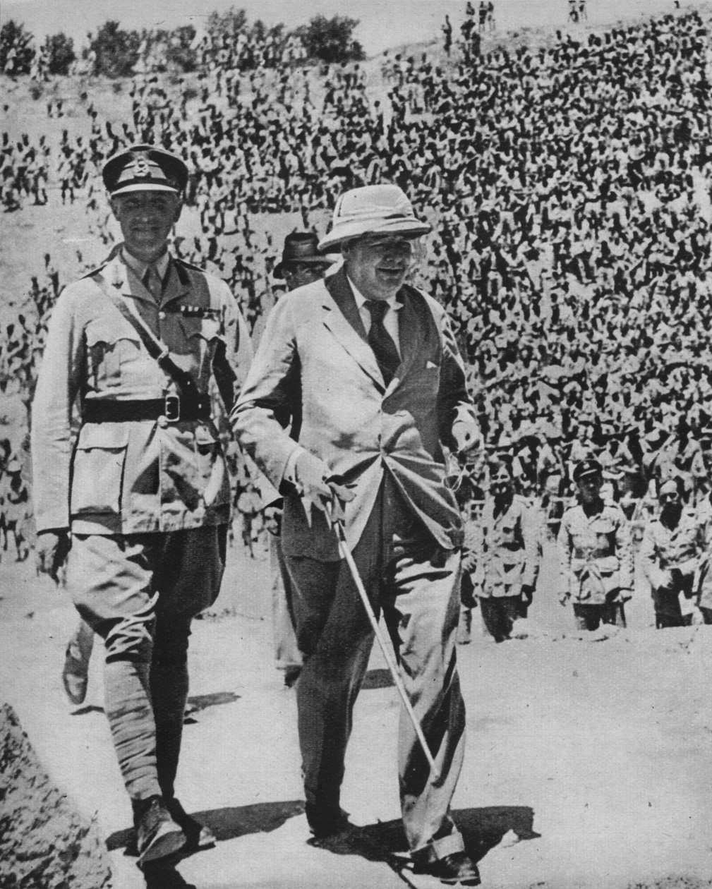 Kotiin taistelukenttien kautta - herra Churchill muinaisessa roomalaisessa amfiteatterissa Karthagossa, 1943-44 tekijältä Unbekannt
