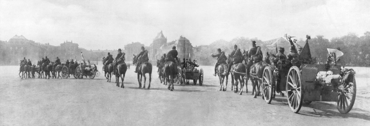 Hevosten vetämä tykistö ohitti Versaillesin palatsin, Ranska, elokuu 1914 tekijältä Unbekannt