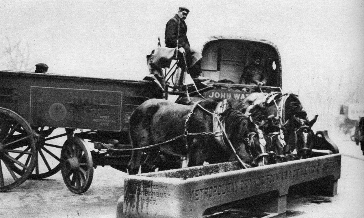 Hevoset juomassa karjakaukalosta, Lontoo, 1926-1927 tekijältä Unbekannt
