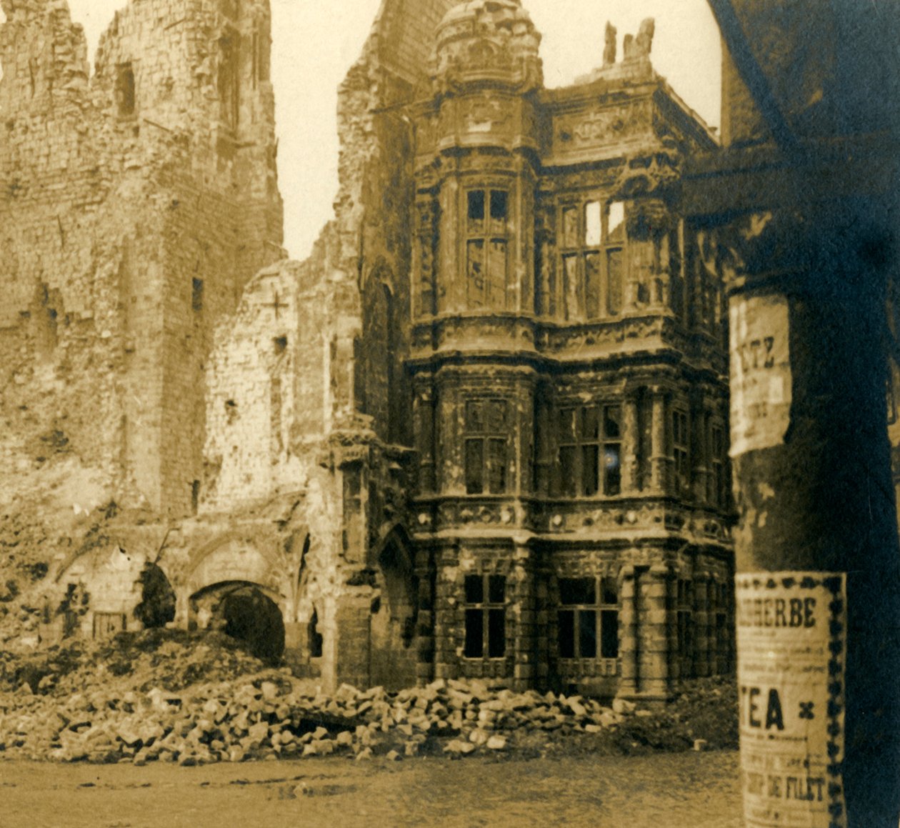 Kaupungintalo, Arras, Pohjois-Ranska, c1914-c1918. tekijältä Unbekannt