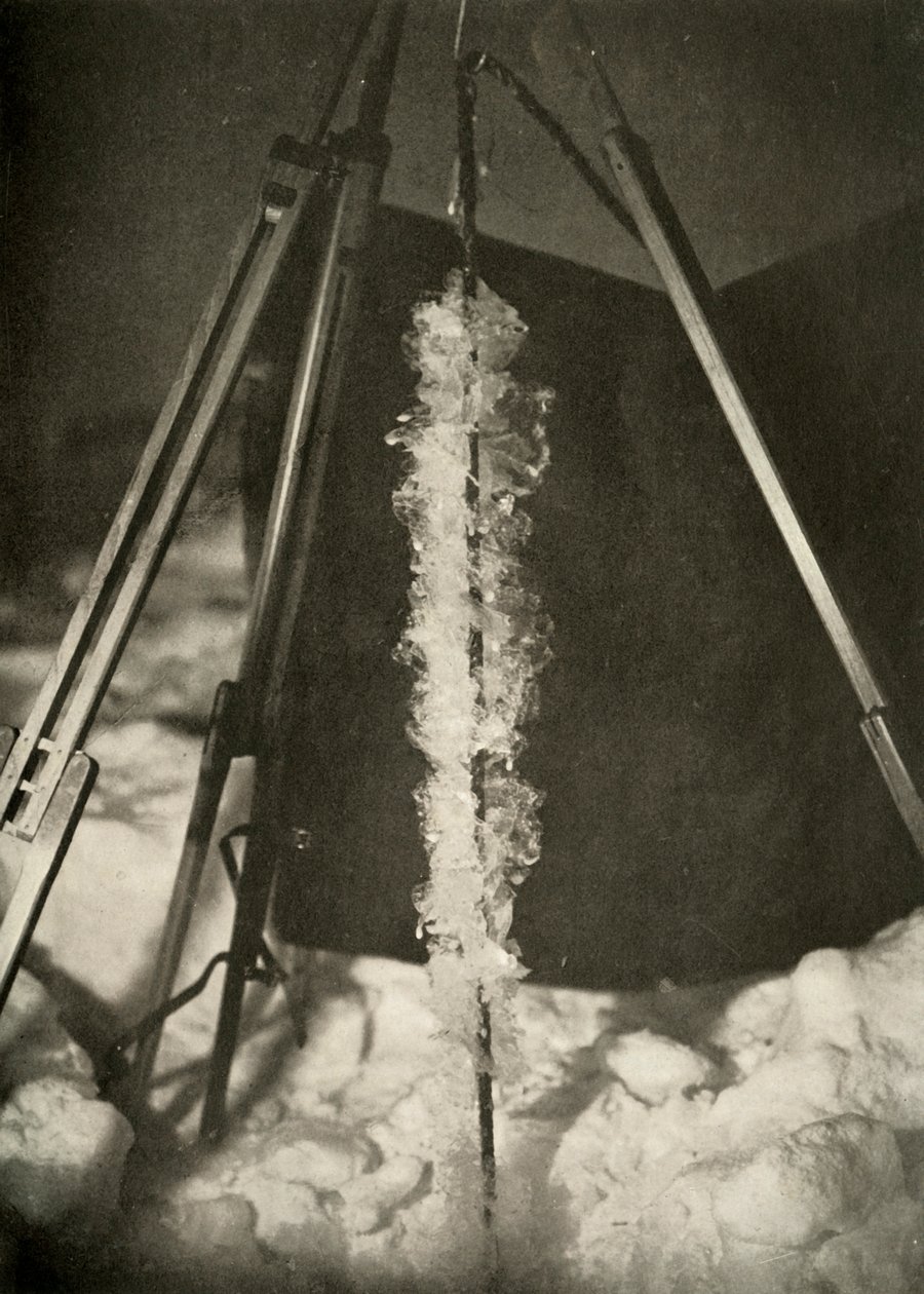 Kalaansan viivalle muodostuneita jääkiteitä, c1908, 1909 tekijältä Unbekannt