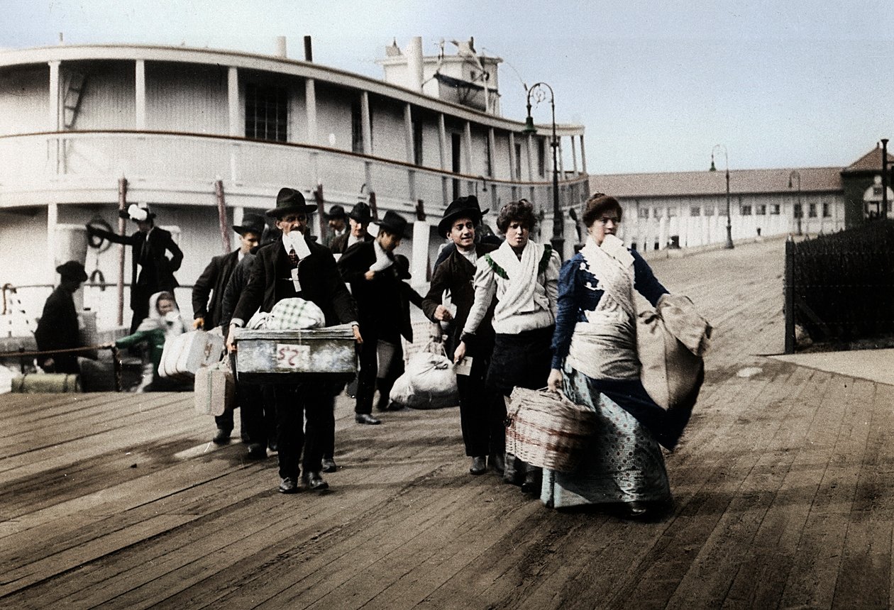 Maahanmuuttajat Yhdysvaltoihin laskeutuvat Ellis Islandille, New Yorkiin, vuonna 1900 tekijältä Unbekannt