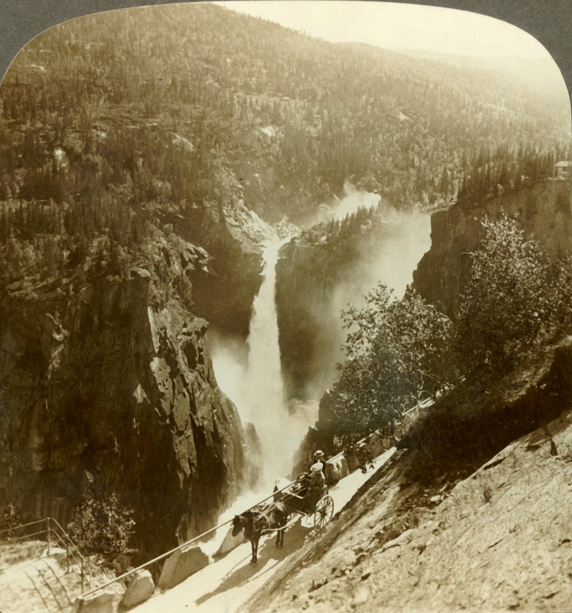Suihkeen peittämän Rjukanfoksen vaikuttava kauneus, vaahtoava syksy, Norja, c1905. tekijältä Unbekannt