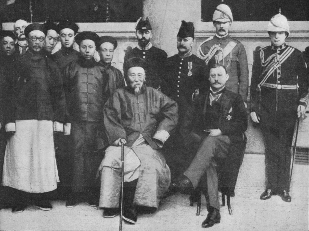 Far Cathayssa - Mielenkiintoinen ryhmä Hongkongissa, otettu ennen Li Hungin matkaa Pekiniin, 1900 tekijältä Unbekannt