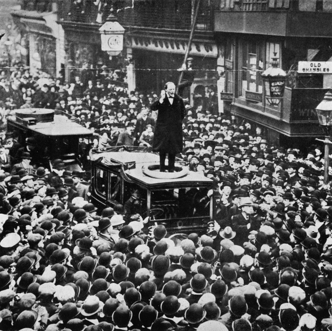 Yleisvaaleissa hän hävisi Manchesterissa, mutta hänet palautettiin Dundeeen 1908, 1945. tekijältä Unbekannt