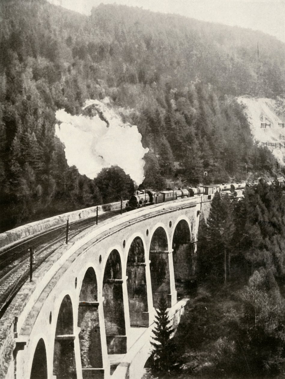 Semmeringin laaksossa, Itävallassa. Hyvä juna kaareva Gamperl Viaduct, 1935-36. tekijältä Unbekannt