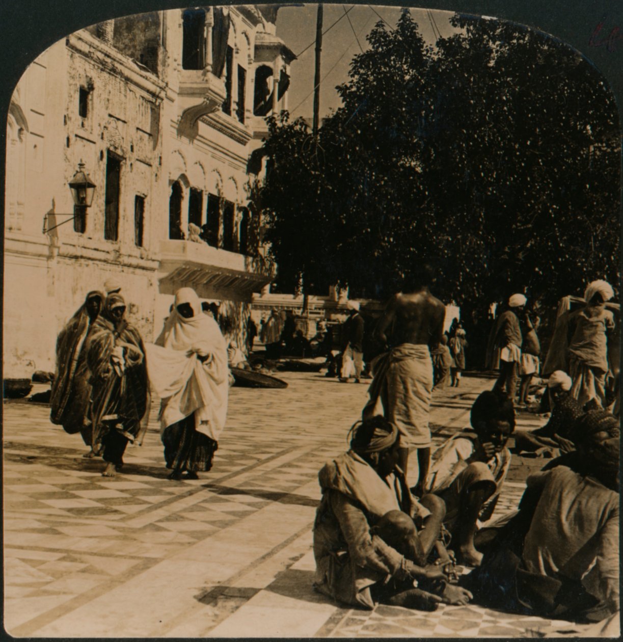 Kultaisen temppelin pihalla. Amritsar, Intia, 1907 tekijältä Unbekannt