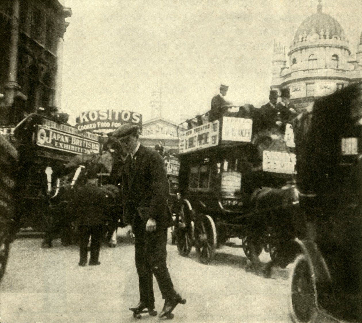Liikenteessä kartanotalon luona, 1910. tekijältä Unbekannt