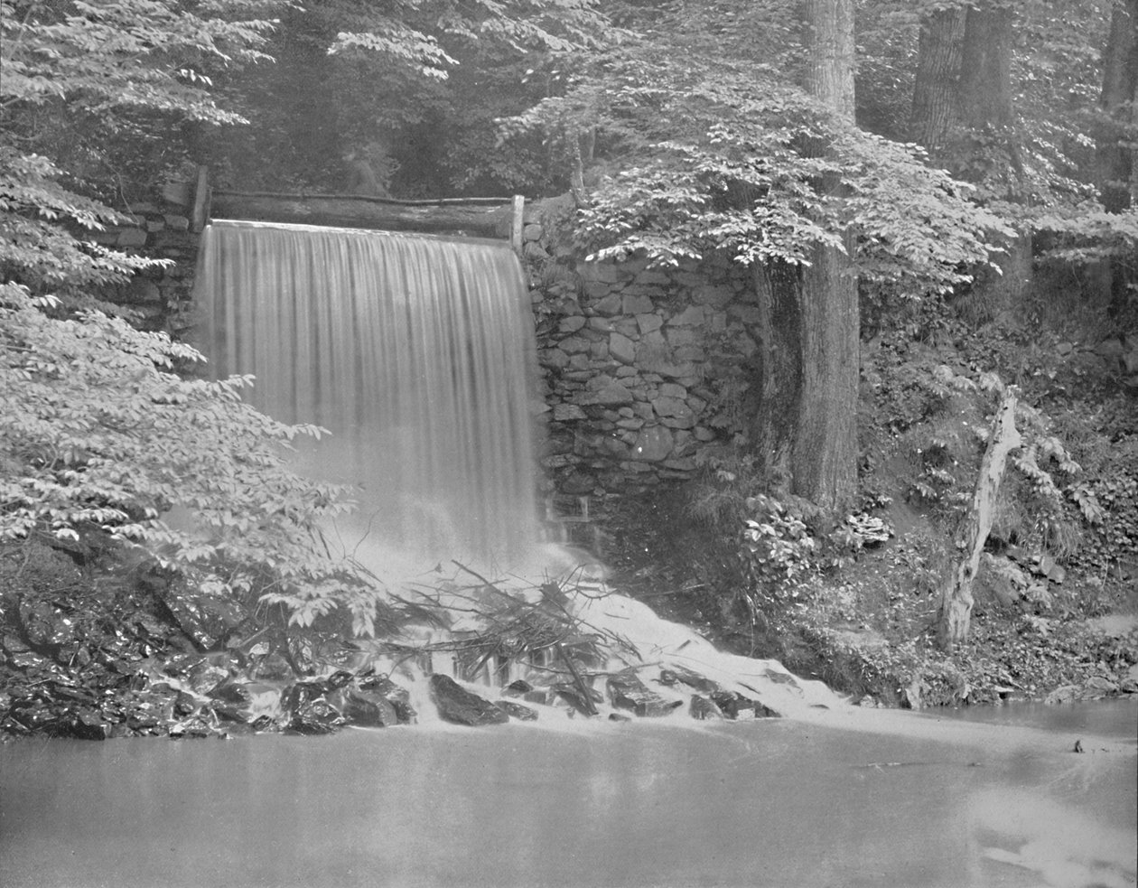 Independence Falls, Darby Creekissä, lähellä Philadelphiaa, 1897. tekijältä Unbekannt