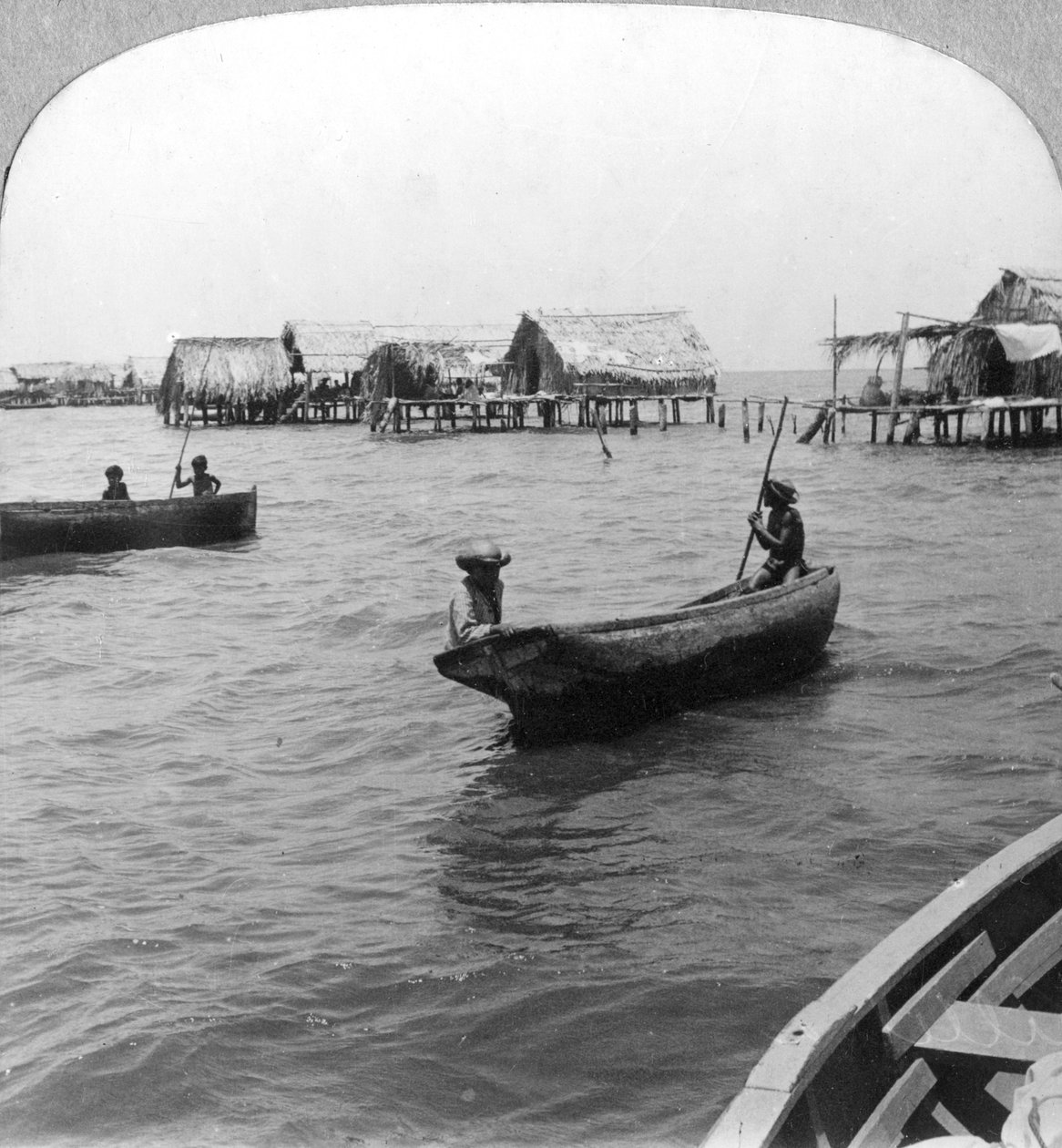 Intiaanit hirsikanooteissa, Maracaibo-järvi, Venezuela, 1900-luku tekijältä Unbekannt