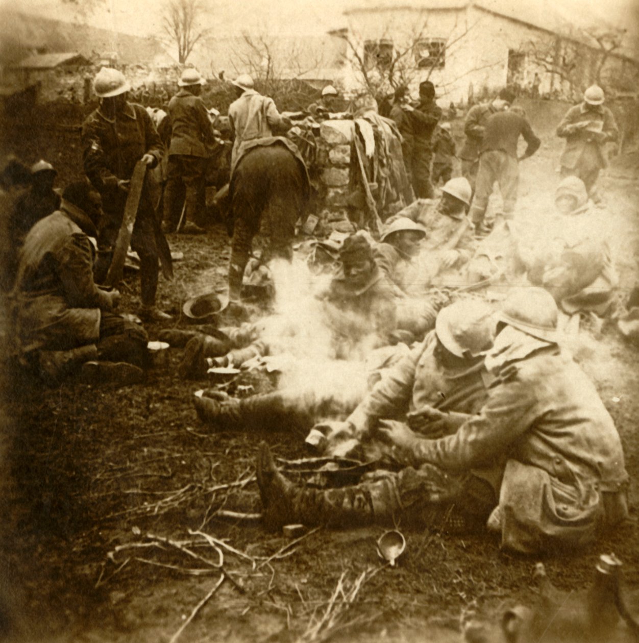 Jalkaväkiä väliaikaisessa keittiössä, Cussyn maatila, Craonne, Pohjois-Ranska, c1914-c1918 tekijältä Unbekannt