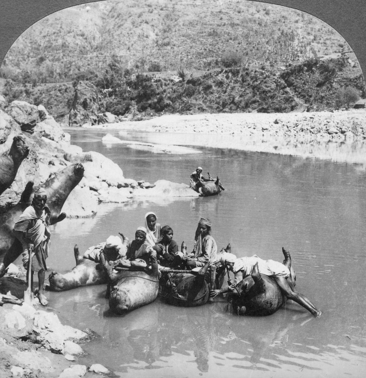 Täytteiset härännahat, joita käytettiin lauttaveneinä Sutlej-joella, Punjab, Intia, 1900-luku tekijältä Unbekannt