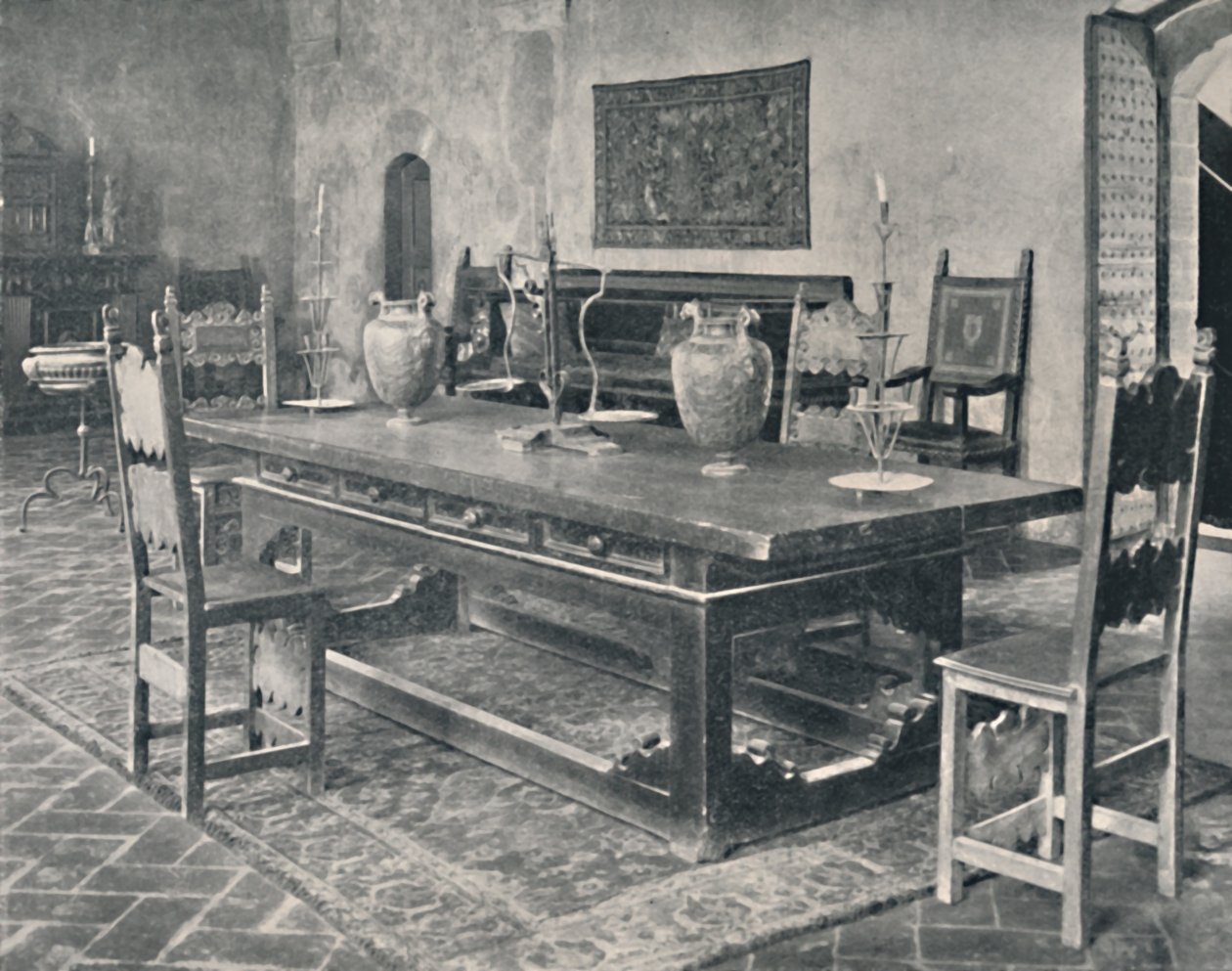 Sisustus, Palazzo Davanzati - 1400-luvun pöytä Parmasta tai Modenan alueelta, 1928 tekijältä Unbekannt
