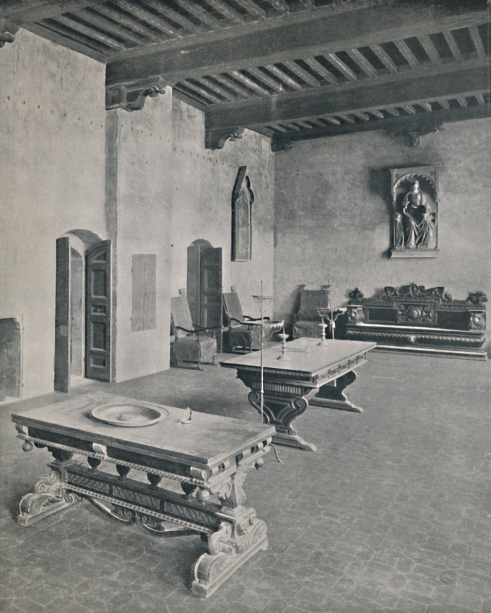 Sisustus Palazzo Davanzati, Firenze. Kahdella 1500-luvun pöydällä, 1928 tekijältä Unbekannt