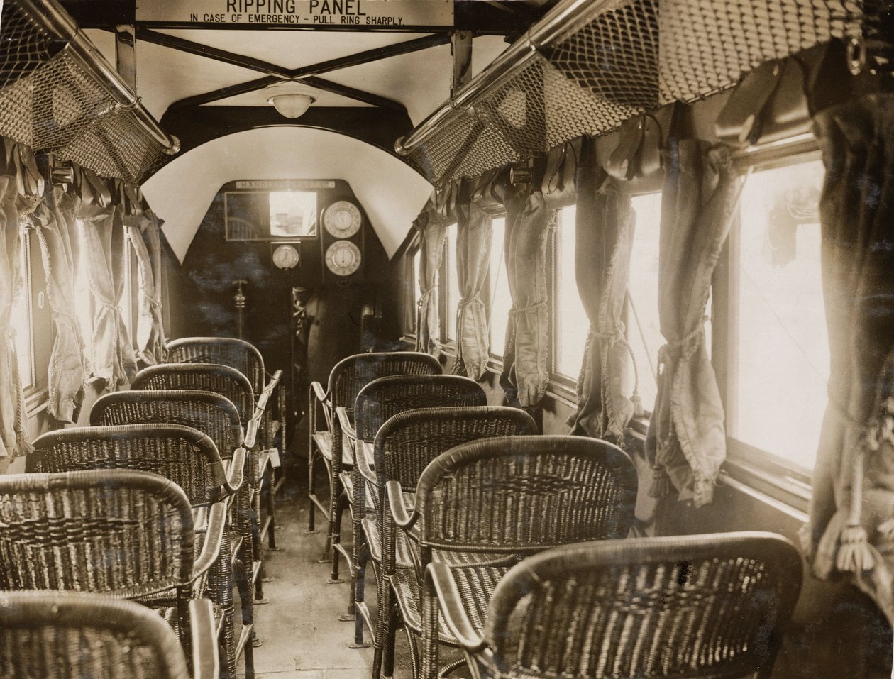 Napier-moottoreilla varustetun matkustajalentokoneen sisustus, n. 1920-luku tekijältä Unbekannt