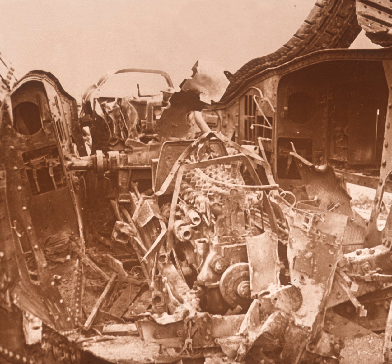 Säiliön sisäpuoli, joka on revitty auki, c1914-c1918 tekijältä Unbekannt