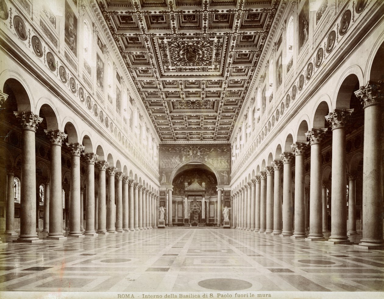 Pyhän Paavalin basilikan sisätilat muurien ulkopuolella, Rooma, Italia, 1800-luvun loppu tai 1900-luvun alku tekijältä Unbekannt