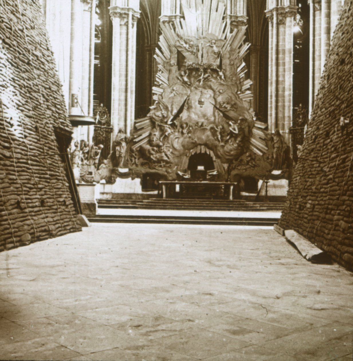 Katedraalin sisustus, Amiens, Pohjois-Ranska, c1914-c1918 tekijältä Unbekannt