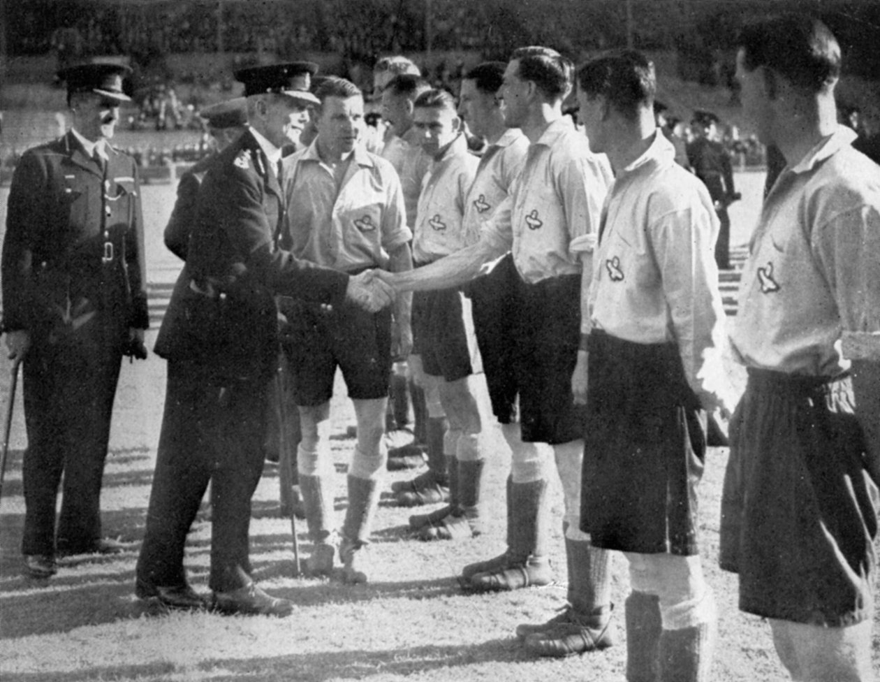 Johdanto ennen RAF vs Metropolitan Police jalkapallo-ottelua, Wembley, Lontoo, 1942 tekijältä Unbekannt