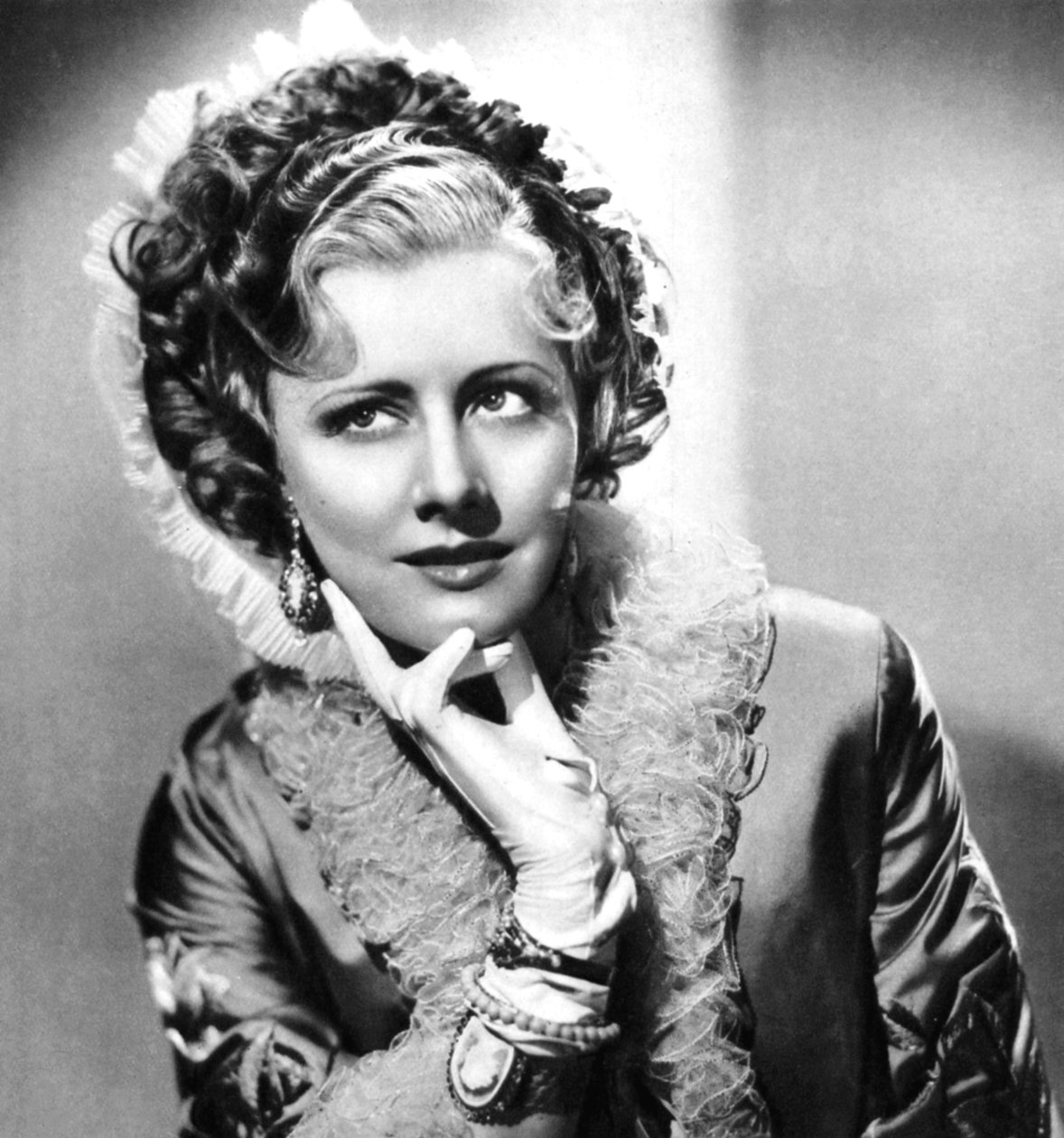Irene Dunne, yhdysvaltalainen elokuvanäyttelijä ja laulaja, 1934-1935 tekijältä Unbekannt