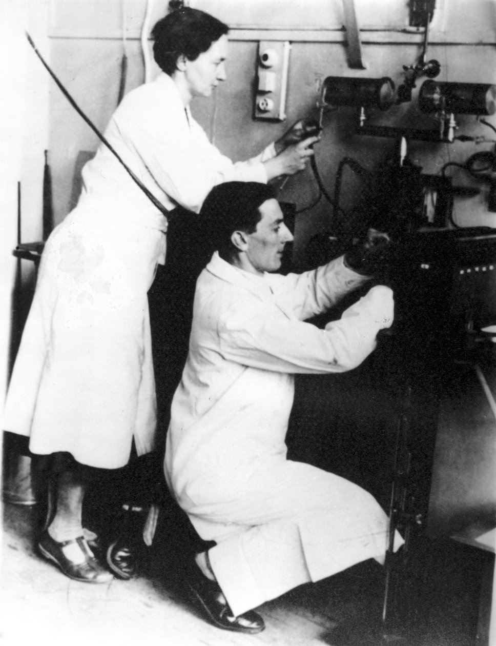 Irene Joliot-Curie ja Frederic Joliot, ranskalaiset fyysikot, c 1935 tekijältä Unbekannt
