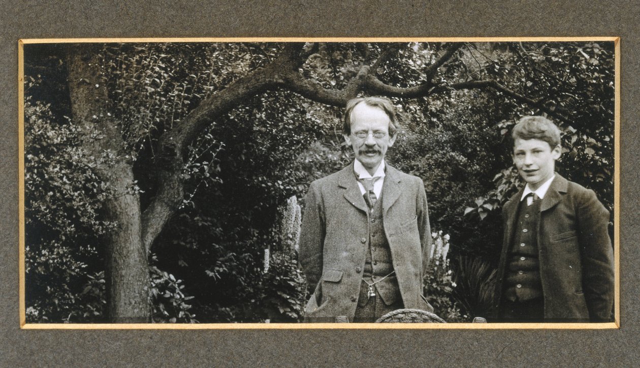 J J Thomson poikansa Georgen kanssa, n. 1909 tekijältä Unbekannt