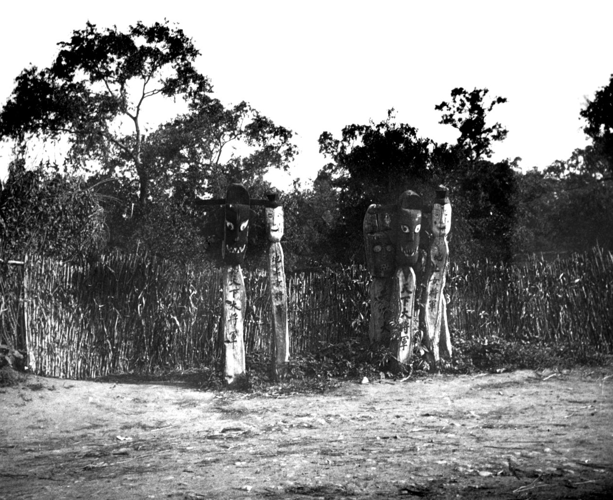 Jangseung, puiset toteemipaalut, Korea, 1900 tekijältä Unbekannt