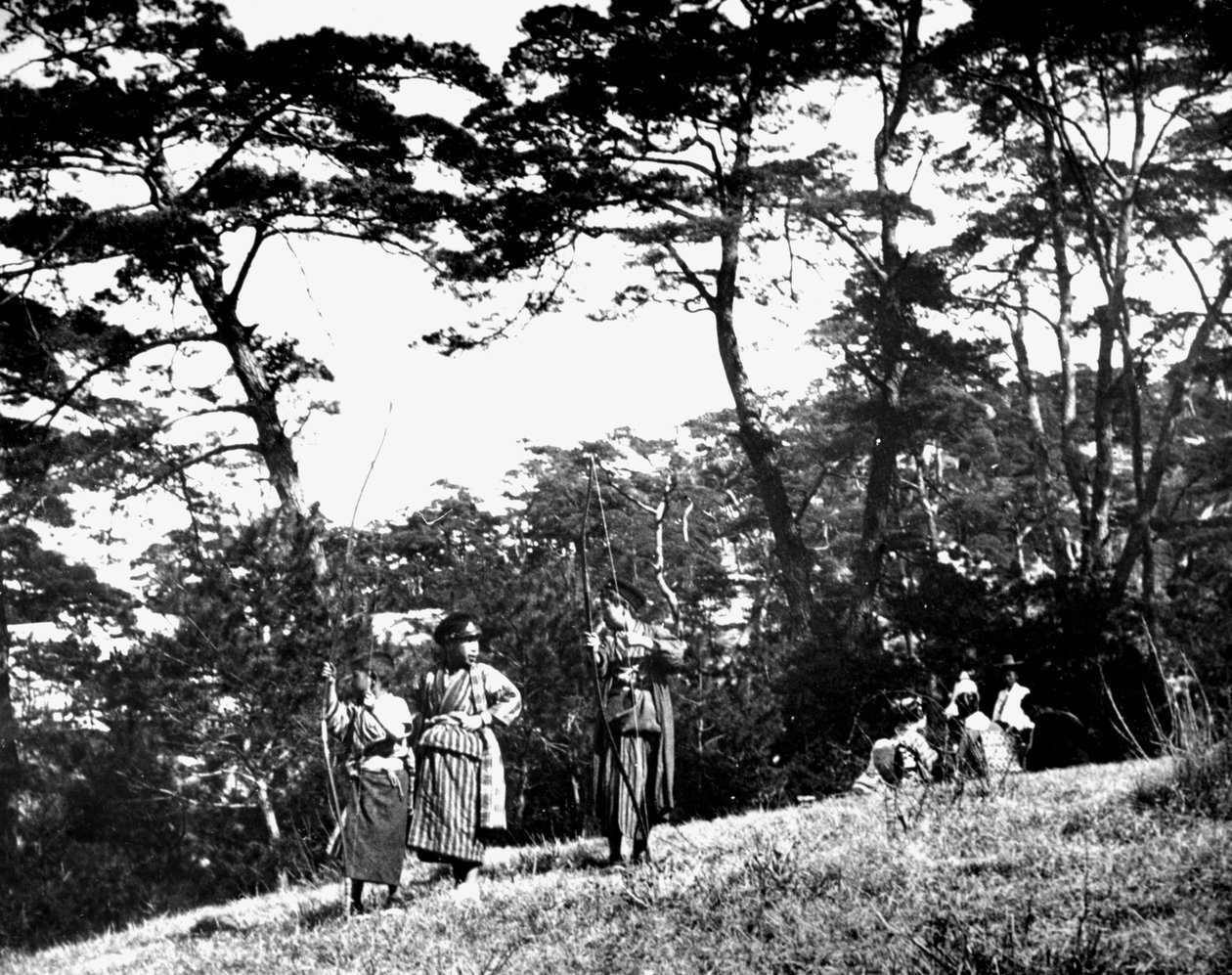 Japanilaiset lapset leikkivät jousilla, Korea, 1900 tekijältä Unbekannt