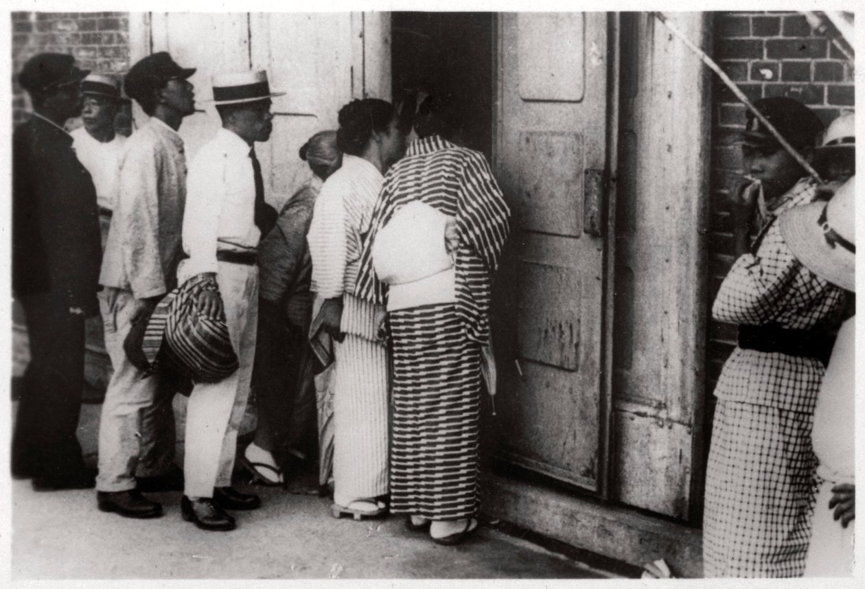 Japanilainen yleisö katsomassa Zeppelin-hangaariin, Kasumigaura, Japani, 1929 1933 tekijältä Unbekannt