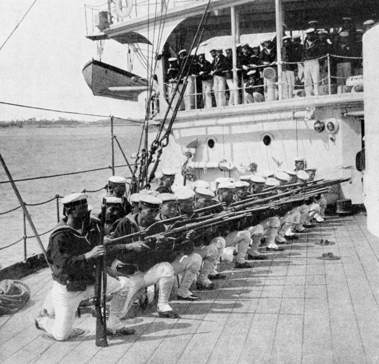 Japanilaiset merijalkaväen harjoitukset sota-aluksella Mikasa, Venäjän ja Japanin sota, 1904-5 tekijältä Unbekannt